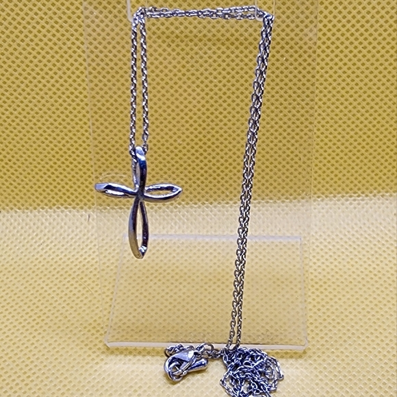 Silver cross necklace - Picture 2 of 4